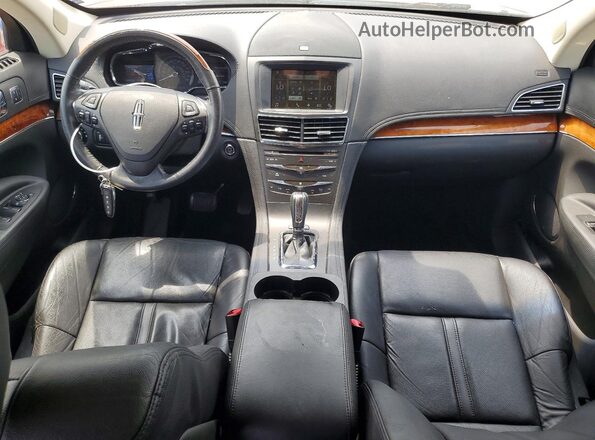 2LMHJ5AT9GBL01347 2016 LINCOLN MKT Красный Вид панели приборов