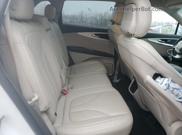 2LMPJ6J90LBL03326 2020 LINCOLN NAUTILUS White Вид задньої частини салону