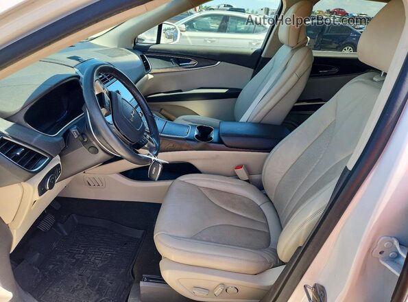 2LMPJ6K93KBL46880 2019 LINCOLN NAUTILUS White Front interior view