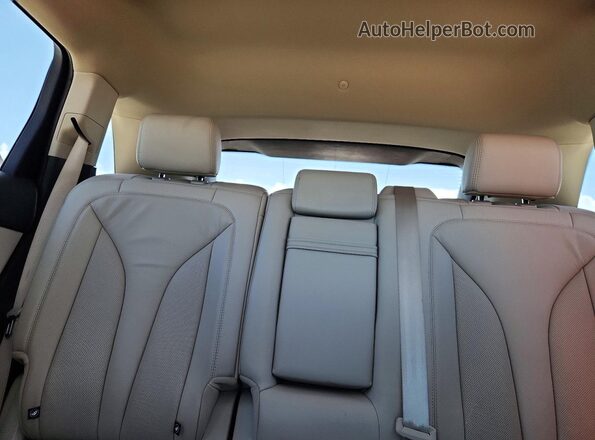 2LMPJ6K93KBL46880 2019 LINCOLN NAUTILUS White Rear seats view