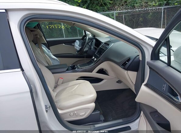 2LMPJ6K95KBL32642 2019 LINCOLN NAUTILUS Cream Front interior view