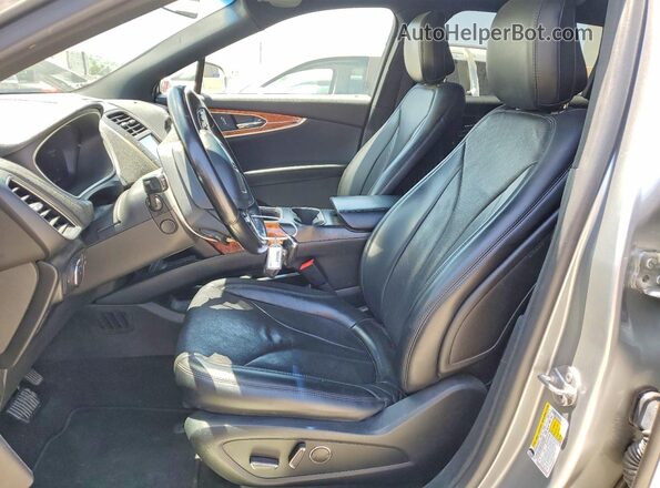 2LMPJ6K98LBL25461 2020 LINCOLN NAUTILUS Gray Вид салону спереду