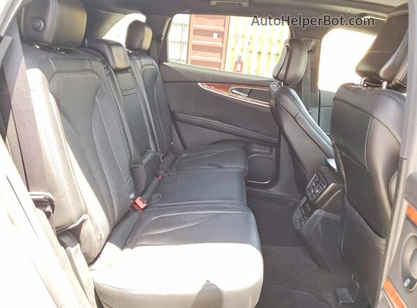 2LMPJ6K98LBL25461 2020 LINCOLN NAUTILUS Gray Вид задньої частини салону