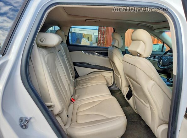 2LMPJ6LR3JBL29090 2018 LINCOLN MKX White უკანა სალონის ხედი