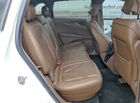 2LMPJ6LR3JBL38887 2018 LINCOLN MKX White Widok wnętrza z tyłu