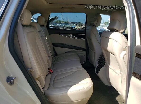 2LMPJ6LR3JBL40817 2018 LINCOLN MKX Beige Rear interior view