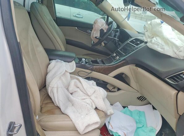 2LMPJ6LR7HBL16322 2017 LINCOLN MKX White Widok wnętrza z przodu