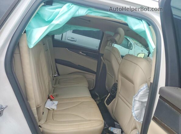 2LMPJ6LR7HBL16322 2017 LINCOLN MKX White Widok wnętrza z tyłu