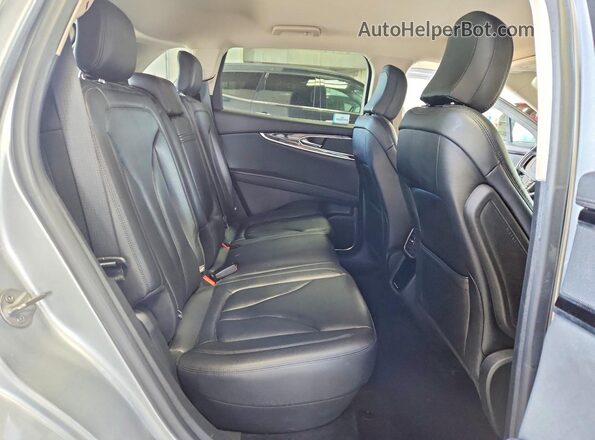 2LMPJ8J91NBL15130 2022 LINCOLN NAUTILUS Silver უკანა სავარძლების ხედი