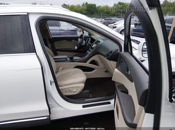 2LMPJ8K91LBL24857 2020 LINCOLN NAUTILUS White Front interior view
