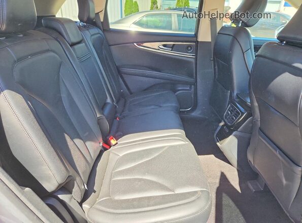 2LMPJ8K91MBL15366 2021 LINCOLN NAUTILUS Gray Rear interior view