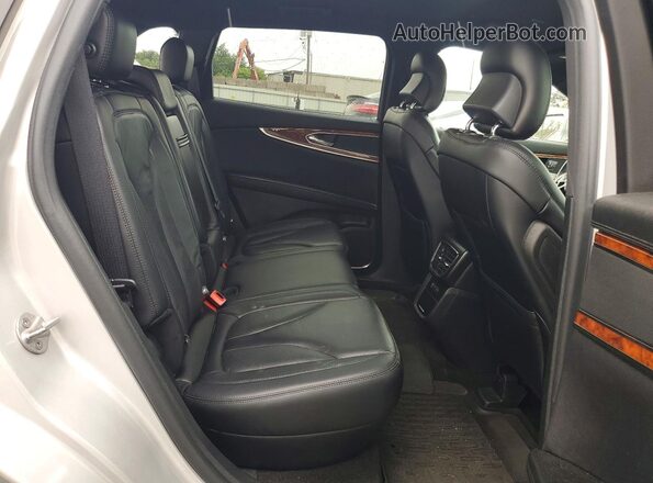 2LMPJ8K93KBL65019 2019 LINCOLN NAUTILUS Silver Вид задньої частини салону