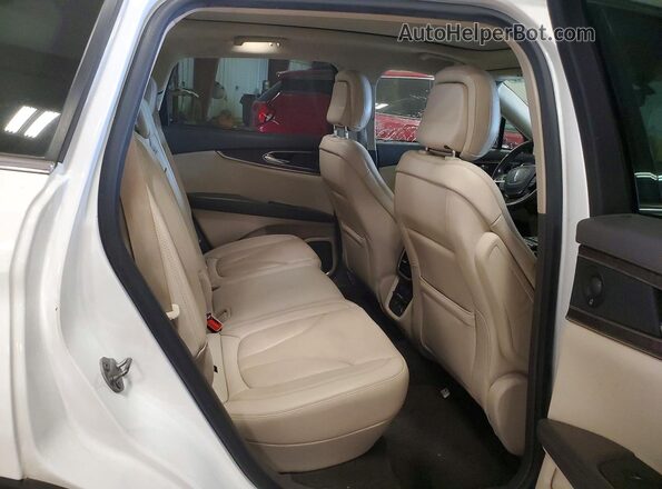2LMPJ8K96LBL34140 2020 LINCOLN NAUTILUS White Вид задньої частини салону