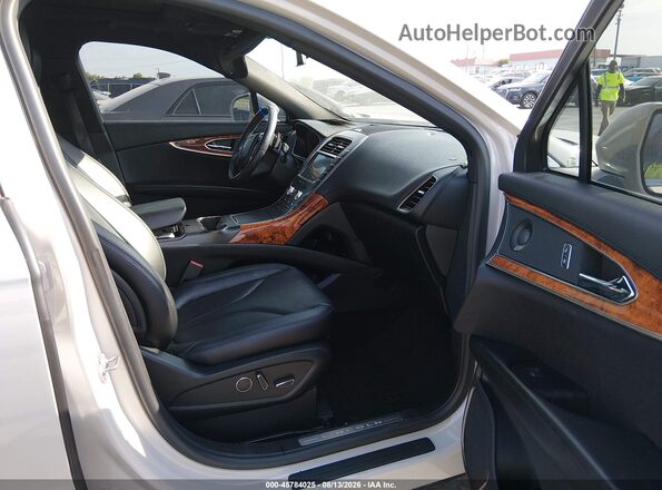 2LMPJ8KP4LBL02995 2020 LINCOLN NAUTILUS White Вид салону спереду