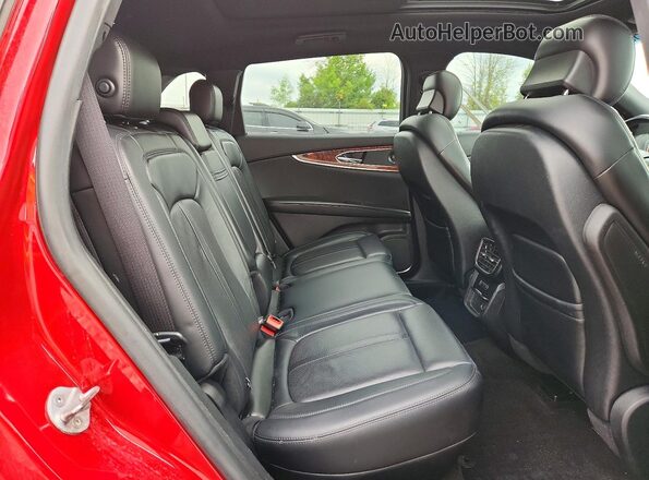 2LMPJ8KP8LBL01901 2020 LINCOLN NAUTILUS Red Widok wnętrza z tyłu