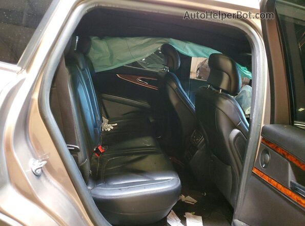 2LMPJ8L96KBL61710 2019 LINCOLN NAUTILUS Tan Rear interior view