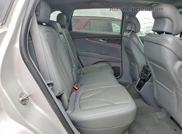 2LMPJ8L97KBL56452 2019 LINCOLN NAUTILUS Silver Widok wnętrza z tyłu