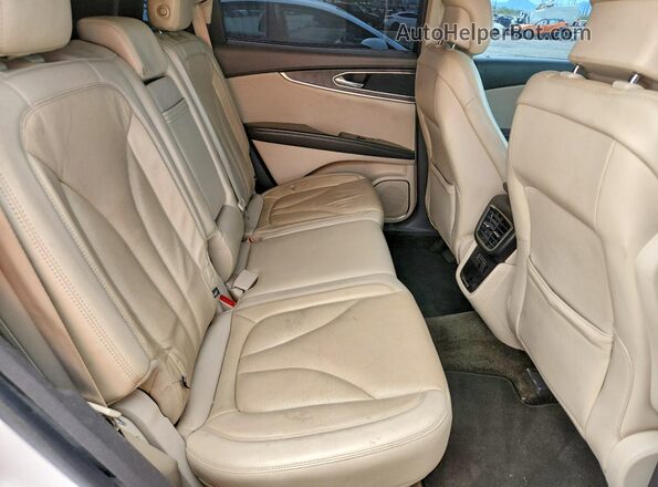 2LMPJ8LR7HBL52992 2017 LINCOLN MKX White Vista de los asientos traseros