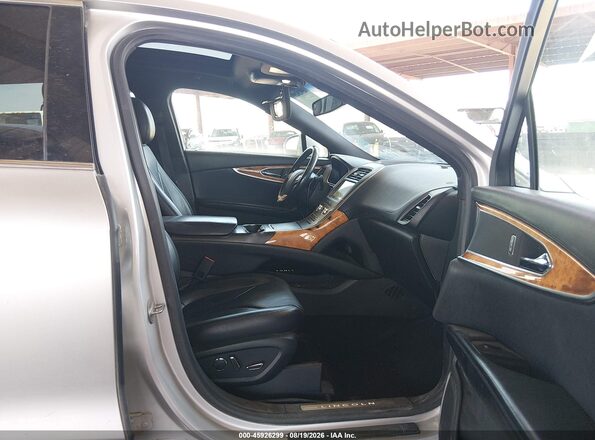 2LMPJ8LR8JBL17979 2018 LINCOLN MKX Silver წინა სალონის ხედი