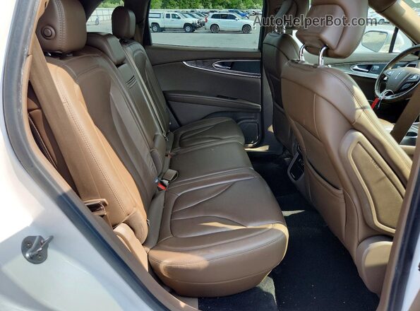 2LMPJ8LRXHBL51996 2017 LINCOLN MKX White Widok wnętrza z tyłu