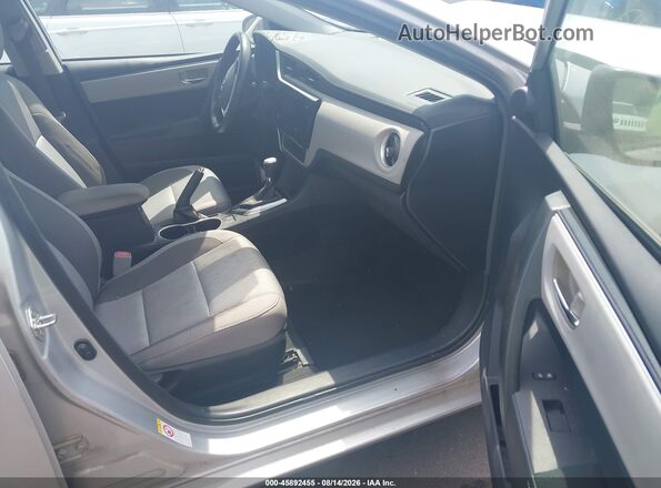 2T1BURHE0HC922383 2017 TOYOTA COROLLA Silver Widok wnętrza z przodu