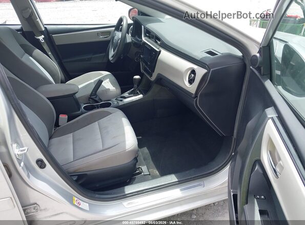2T1BURHE2HC772051 2017 TOYOTA COROLLA Серебряный Вид салона спереди