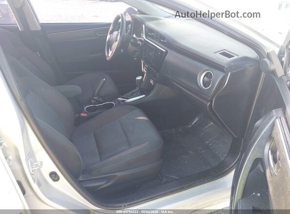 2T1BURHE2HC828053 2017 TOYOTA COROLLA Silver Widok wnętrza z przodu
