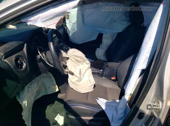 2T1BURHE2JC065070 2018 TOYOTA COROLLA Silver Widok wnętrza z przodu