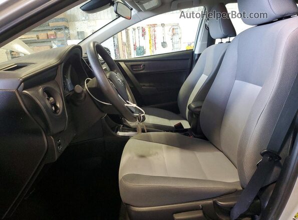 2T1BURHE6HC815743 2017 TOYOTA COROLLA Серебряный Вид салона спереди