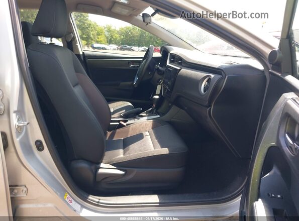2T1BURHE6JC988023 2018 TOYOTA COROLLA Silver Вид салону спереду
