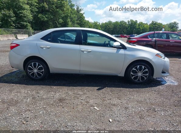 2T1BURHE6JC988023 2018 TOYOTA COROLLA Silver Вид задньої частини салону
