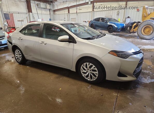 2T1BURHE6KC246657 2019 TOYOTA COROLLA Серебряный Передняя правая четверть