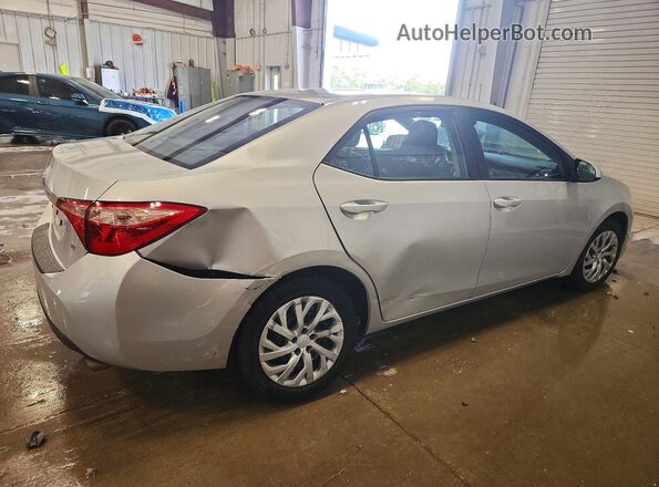 2T1BURHE6KC246657 2019 TOYOTA COROLLA Серебряный Задняя правая четверть