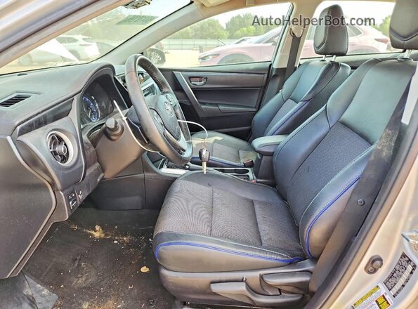 2T1BURHE7JC097433 2018 TOYOTA COROLLA Серебряный Вид салона спереди