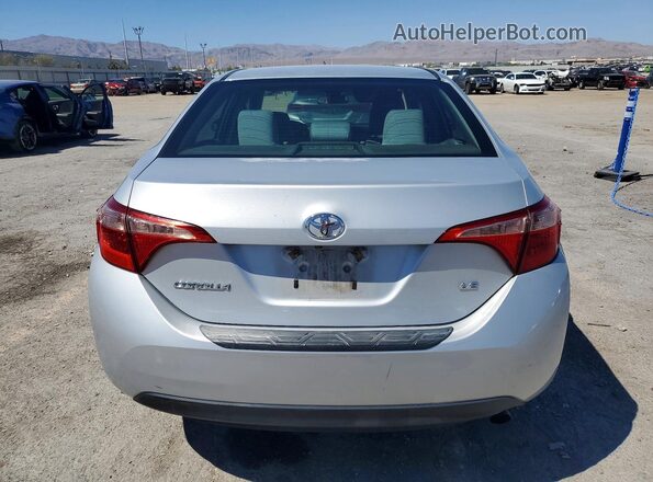 2T1BURHE8JC043963 2018 TOYOTA COROLLA Серебряный Вид сзади