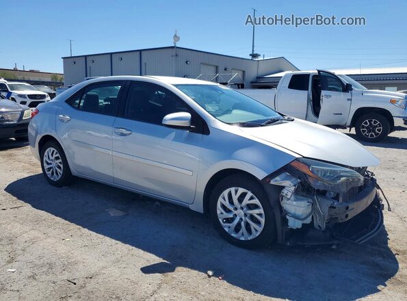 2T1BURHE8JC043963 2018 TOYOTA COROLLA Серебряный Передняя правая четверть