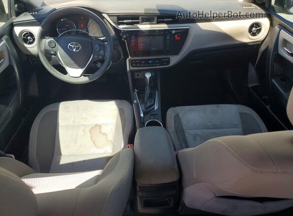 2T1BURHE8JC043963 2018 TOYOTA COROLLA Серебряный Вид панели приборов