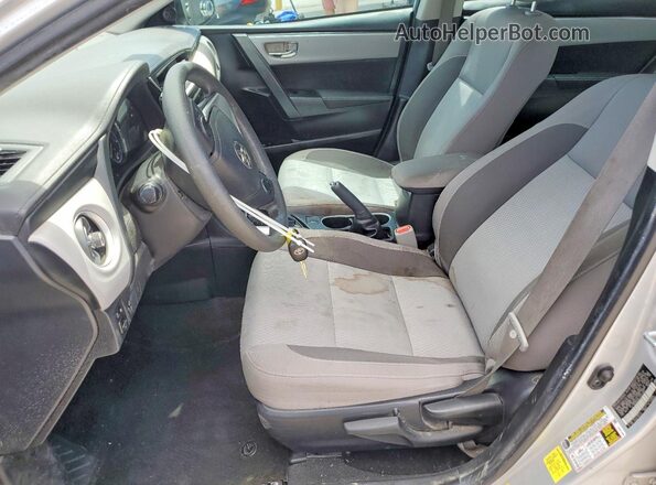 2T1BURHE8JC043963 2018 TOYOTA COROLLA Серебряный Вид салона спереди