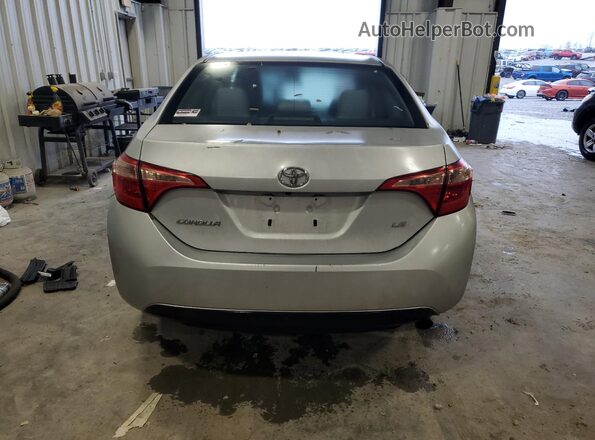 2T1BURHEXHC939000 2017 TOYOTA COROLLA Серебряный Вид сзади