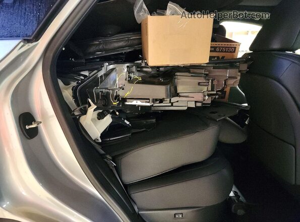 2T2BAMCA8TC144046 2026 LEXUS RX Серебряный Вид задней части салона