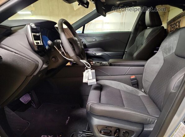 2T2BAMCA8TC144046 2026 LEXUS RX Серебряный Вид салона спереди