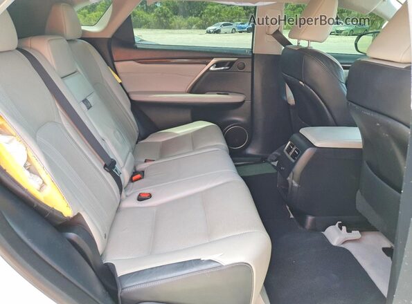 2T2BZMCA8JC140326 2018 LEXUS RX White Widok wnętrza z tyłu