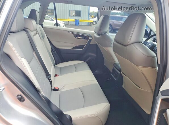 2T3A1RFV1MC189561 2021 TOYOTA RAV4 Silver Widok tylnych siedzeń