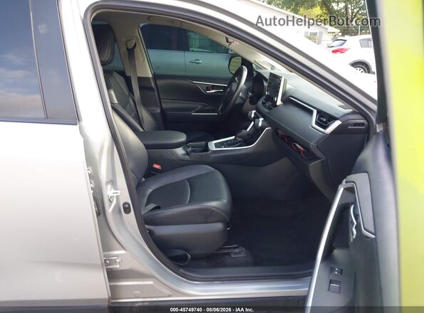 2T3A1RFV4KW070317 2019 TOYOTA RAV4 Silver Вид салону спереду