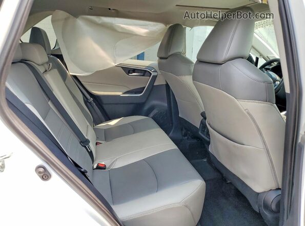 2T3A1RFV8KW064536 2019 TOYOTA RAV4 White Вид задньої частини салону