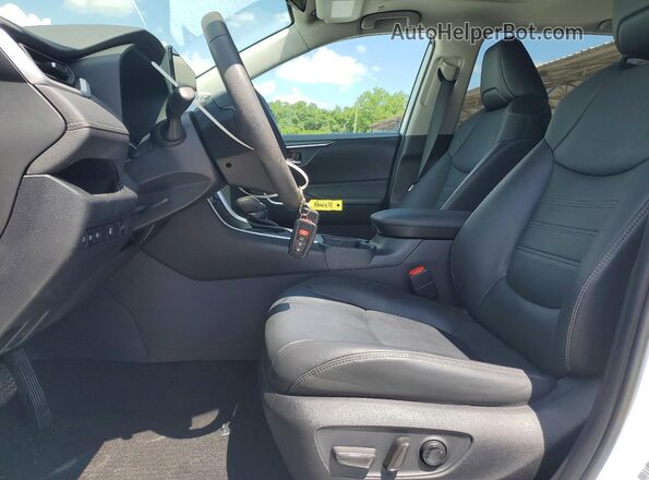 2T3A1RFV8PW357604 2023 TOYOTA RAV4 Белый Вид салона спереди