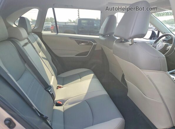2T3A1RFVXRC400148 2024 TOYOTA RAV4 Silver Вид задньої частини салону