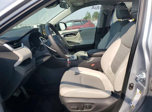 2T3A1RFVXRC400148 2024 TOYOTA RAV4 Silver Вид салону спереду