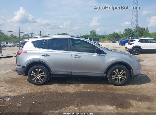 2T3BFREV5HW659294 2017 TOYOTA RAV4 Silver Widok wnętrza z tyłu