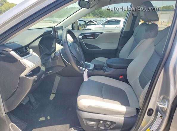 2T3C1RFV0MC090061 2021 TOYOTA RAV4 Серебряный Вид салона спереди